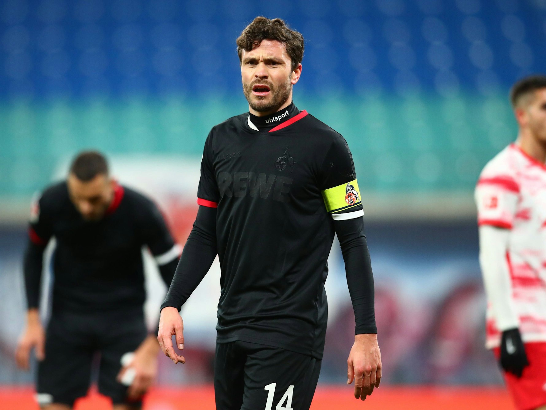 Jonas Hector steht im schwarzen Auswärtstrikot auf dem Platz.