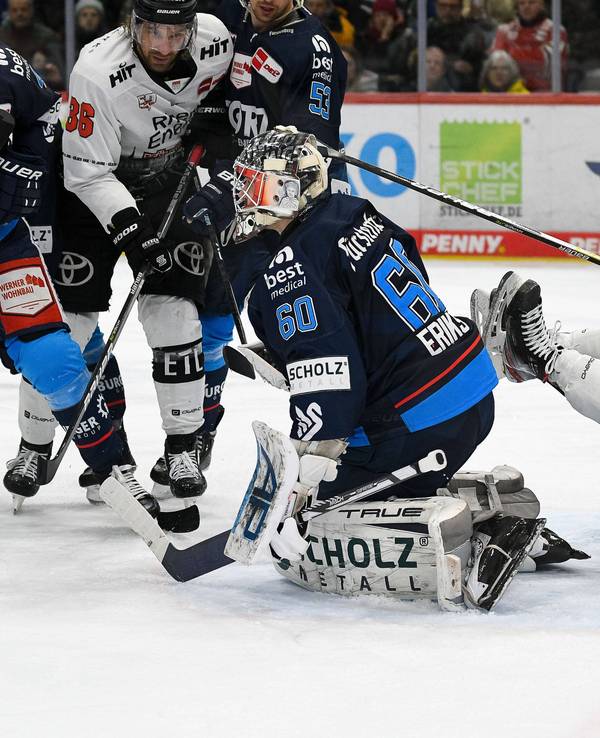 Getümmel im DEL-Spiel zwischen den Schwenninger Wild Wings und den Kölner Haien.