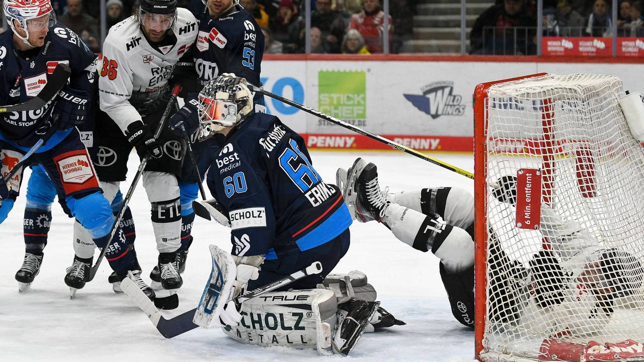 Getümmel im DEL-Spiel zwischen den Schwenninger Wild Wings und den Kölner Haien.