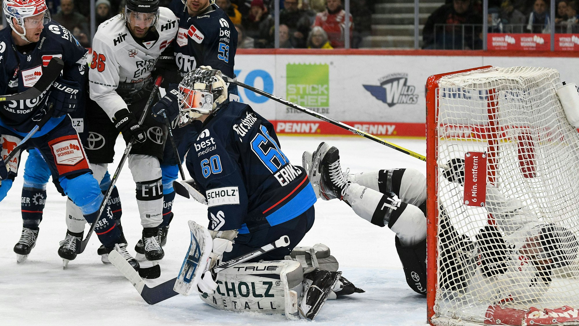 Getümmel im DEL-Spiel zwischen den Schwenninger Wild Wings und den Kölner Haien.