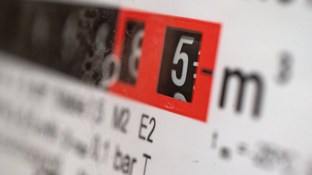 Ein Gaszähler zeigt den Verbrauch eines Mehrfamilienhauses an.