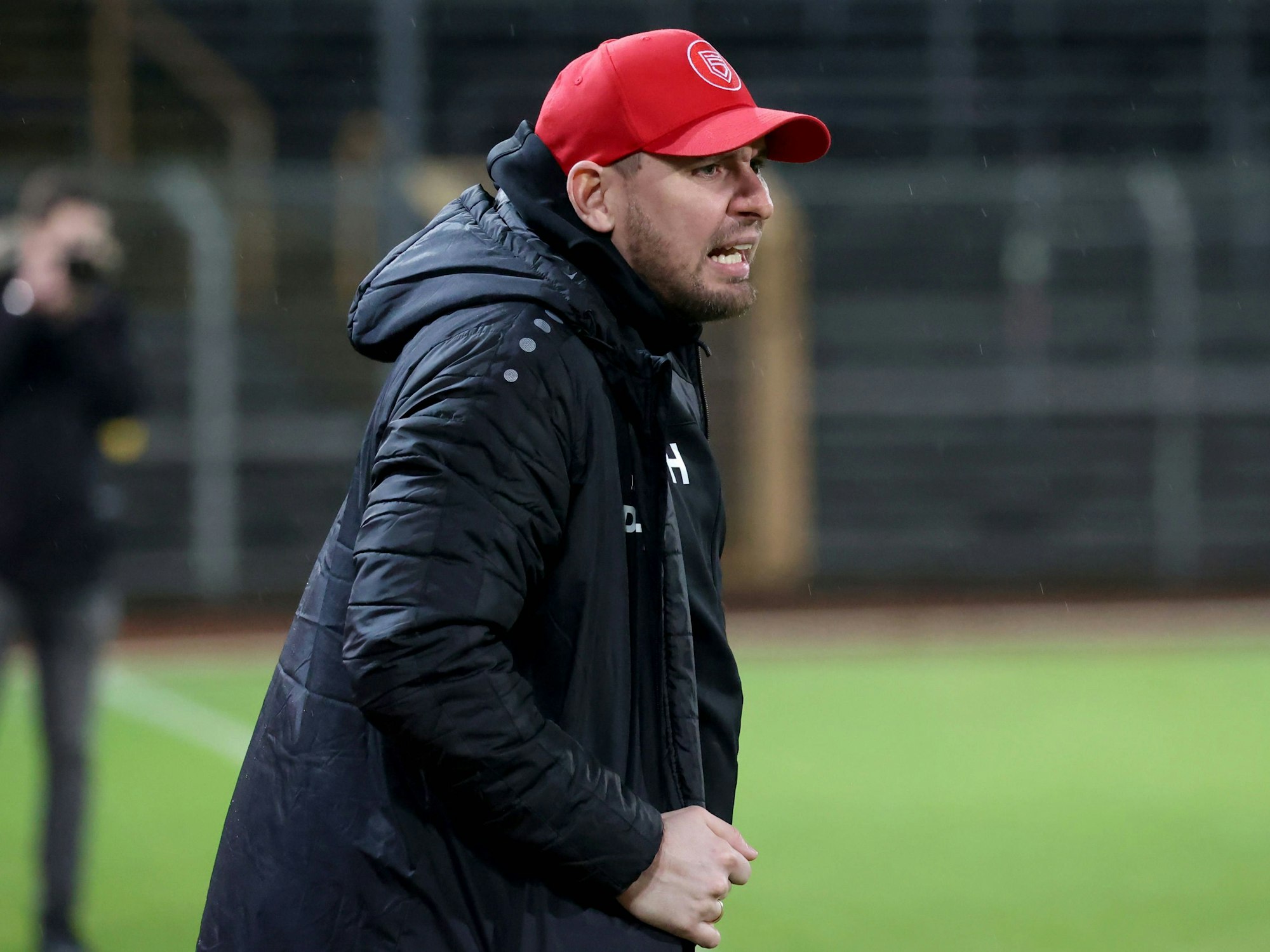 Patrick Helmes gibt bei den Sportfreunden aus Siegen Anweisungen an der Seitenlinie.