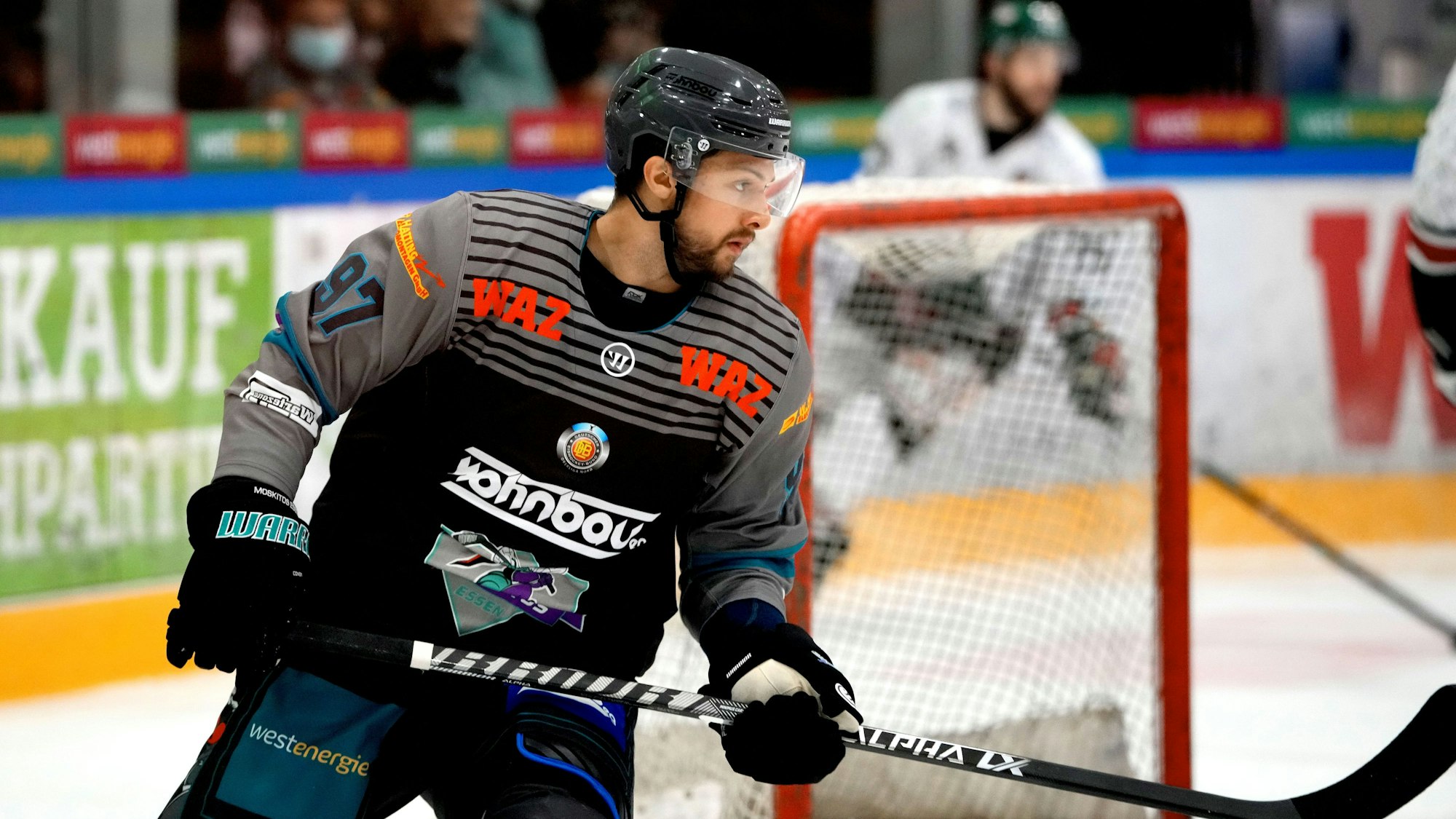 Mike Glemser von den ESC Wohnbau Moskitos im Angriff gegen den Herner EV.