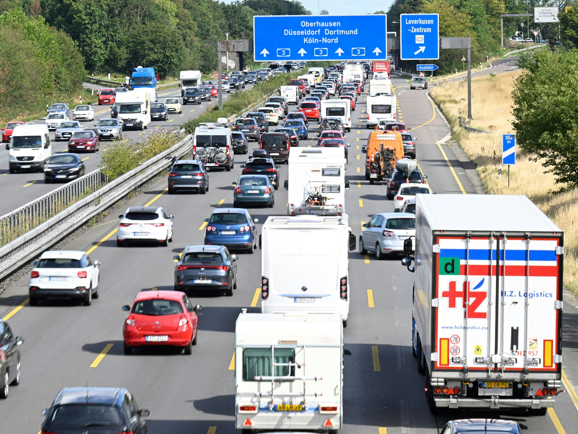 Reger Verkehr herrscht auf der Autobahn A3 am Leverkusener Kreuz.