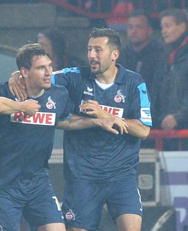 Patrick Helmes jubelt mit Dominic Maroh und Kevin McKenna für den 1. FC Köln gegen Union Berlin.