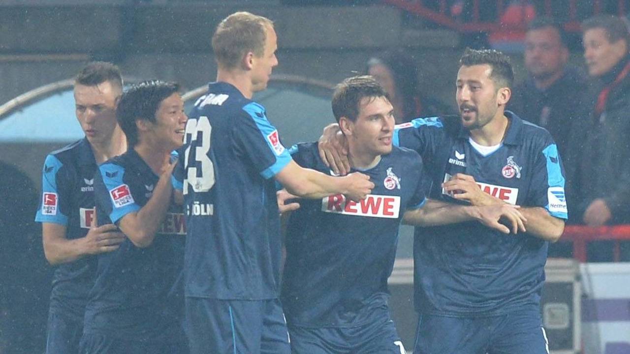 Patrick Helmes jubelt mit Dominic Maroh und Kevin McKenna für den 1. FC Köln gegen Union Berlin.
