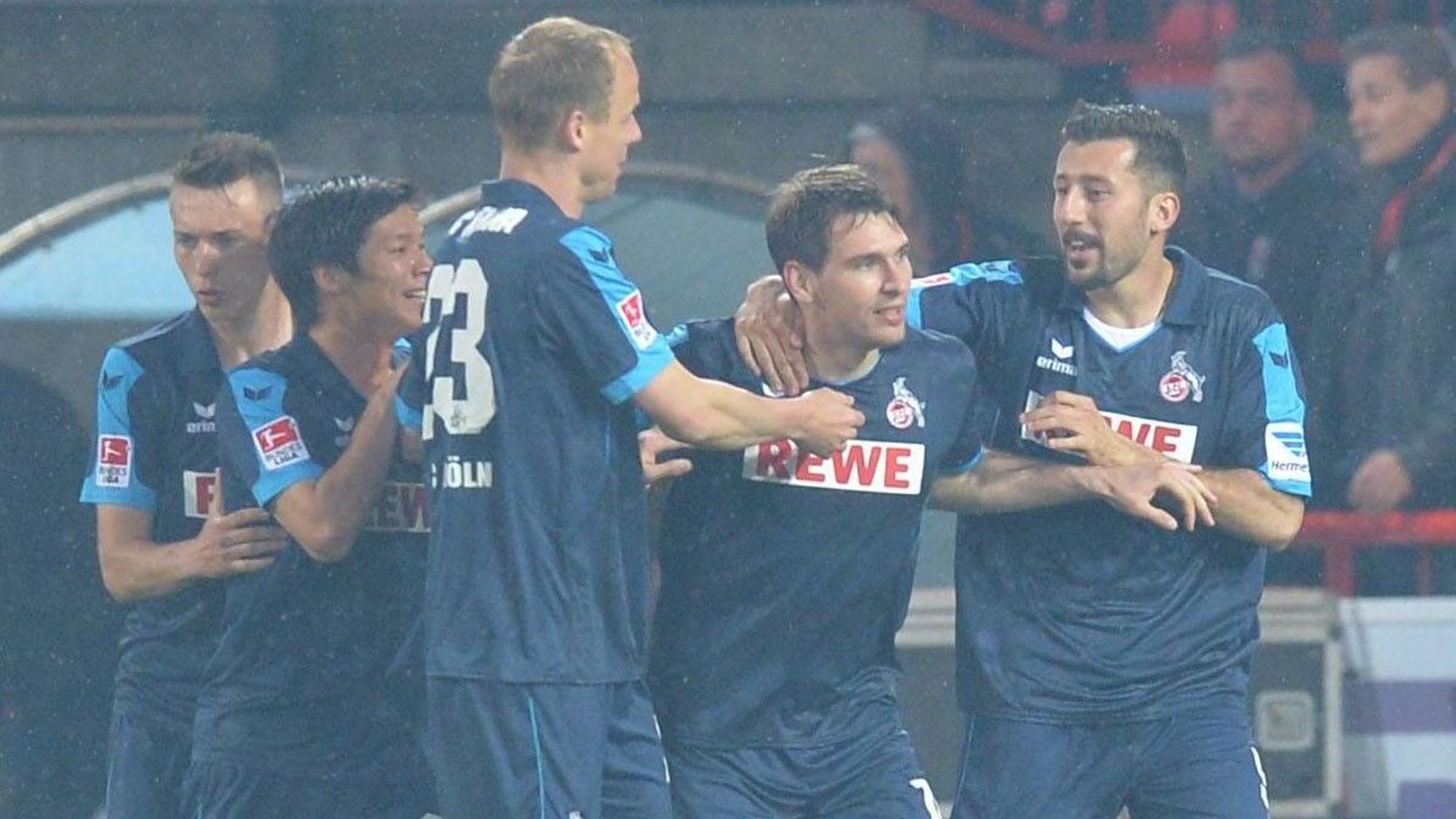 Patrick Helmes jubelt mit Dominic Maroh und Kevin McKenna für den 1. FC Köln gegen Union Berlin.