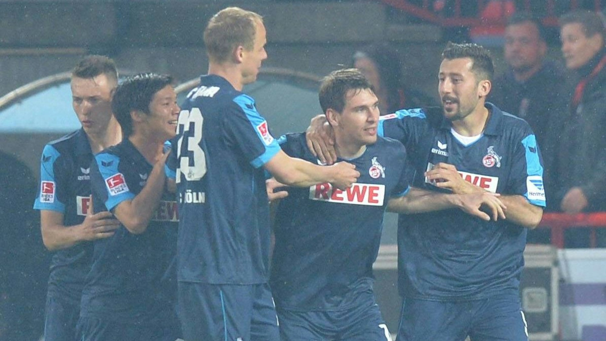 Patrick Helmes jubelt mit Dominic Maroh und Kevin McKenna für den 1. FC Köln gegen Union Berlin.