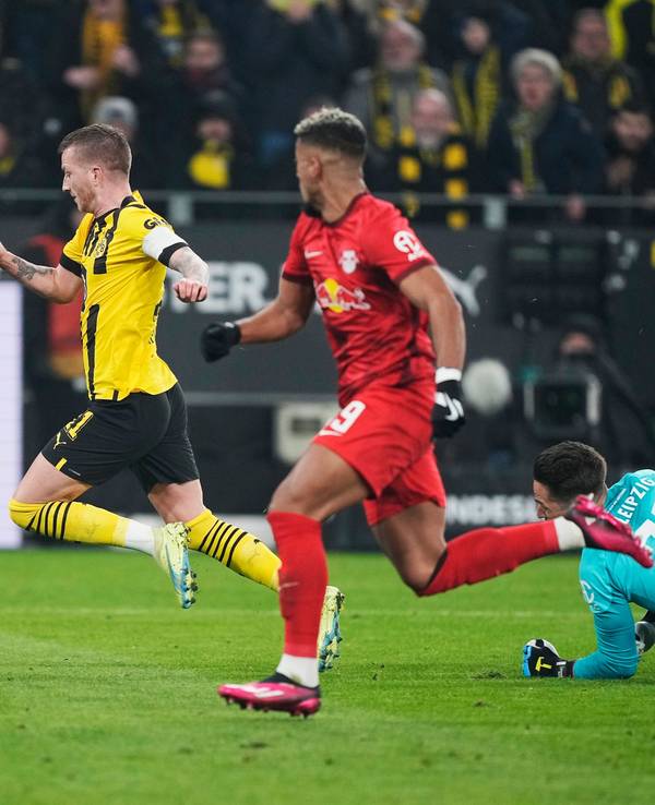 Hier biegt Borussia Dortmund auf die Siegerstraße ein: Marco Reus wird von Leipzig-Torwart Janis Blaswich gefoult, verwandelt anschließend den fälligen Elfmeter zum 1:0.