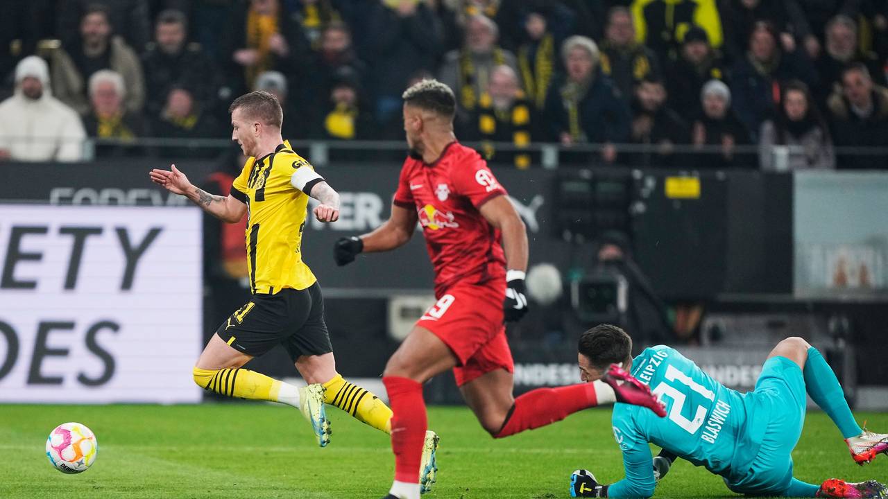 Hier biegt Borussia Dortmund auf die Siegerstraße ein: Marco Reus wird von Leipzig-Torwart Janis Blaswich gefoult, verwandelt anschließend den fälligen Elfmeter zum 1:0.