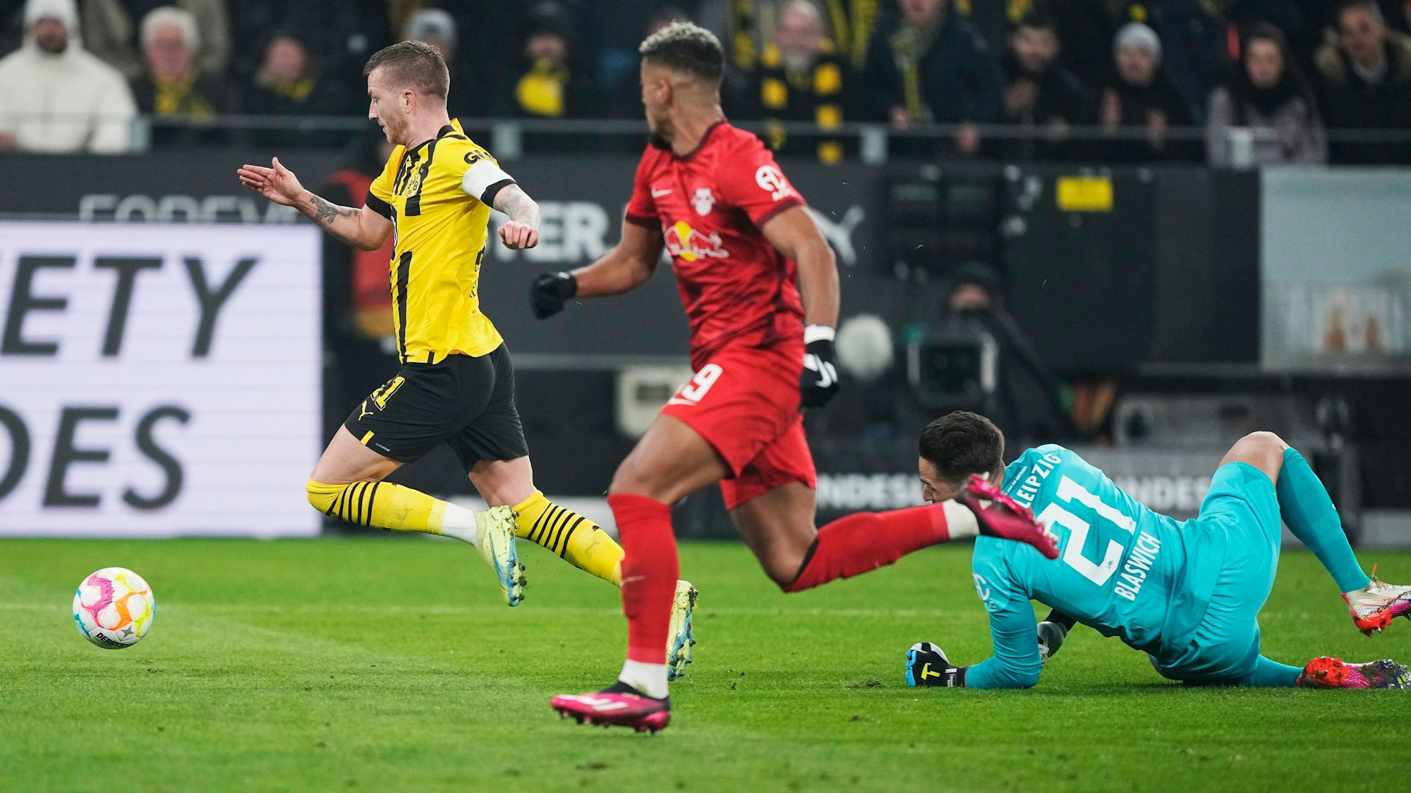 Hier biegt Borussia Dortmund auf die Siegerstraße ein: Marco Reus wird von Leipzig-Torwart Janis Blaswich gefoult, verwandelt anschließend den fälligen Elfmeter zum 1:0.