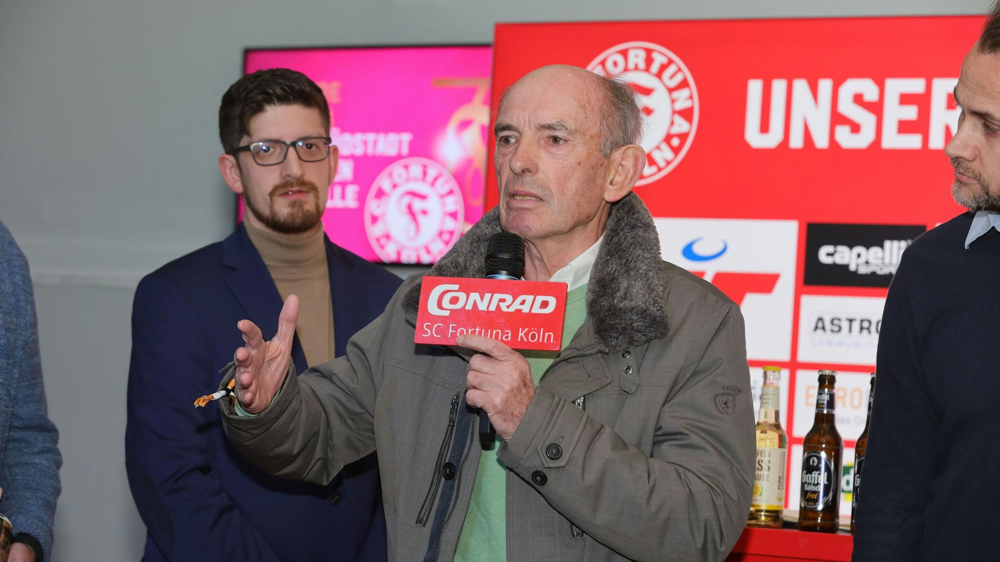 Hannes Linßen spricht beim Jubiläumsspiel von Fortuna Köln im VIP-Bereich.
