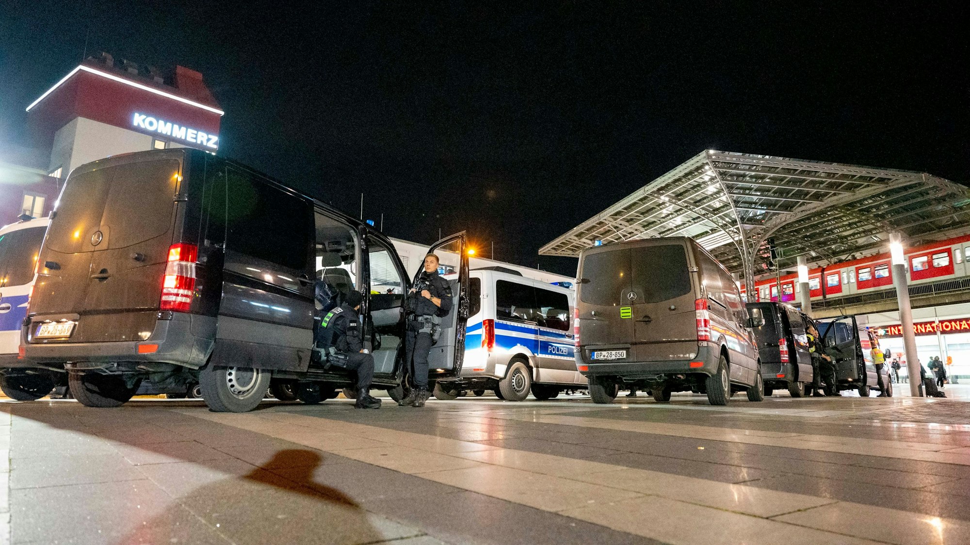 Einsatzkräfte der Polizei am Breslauer Platz.
