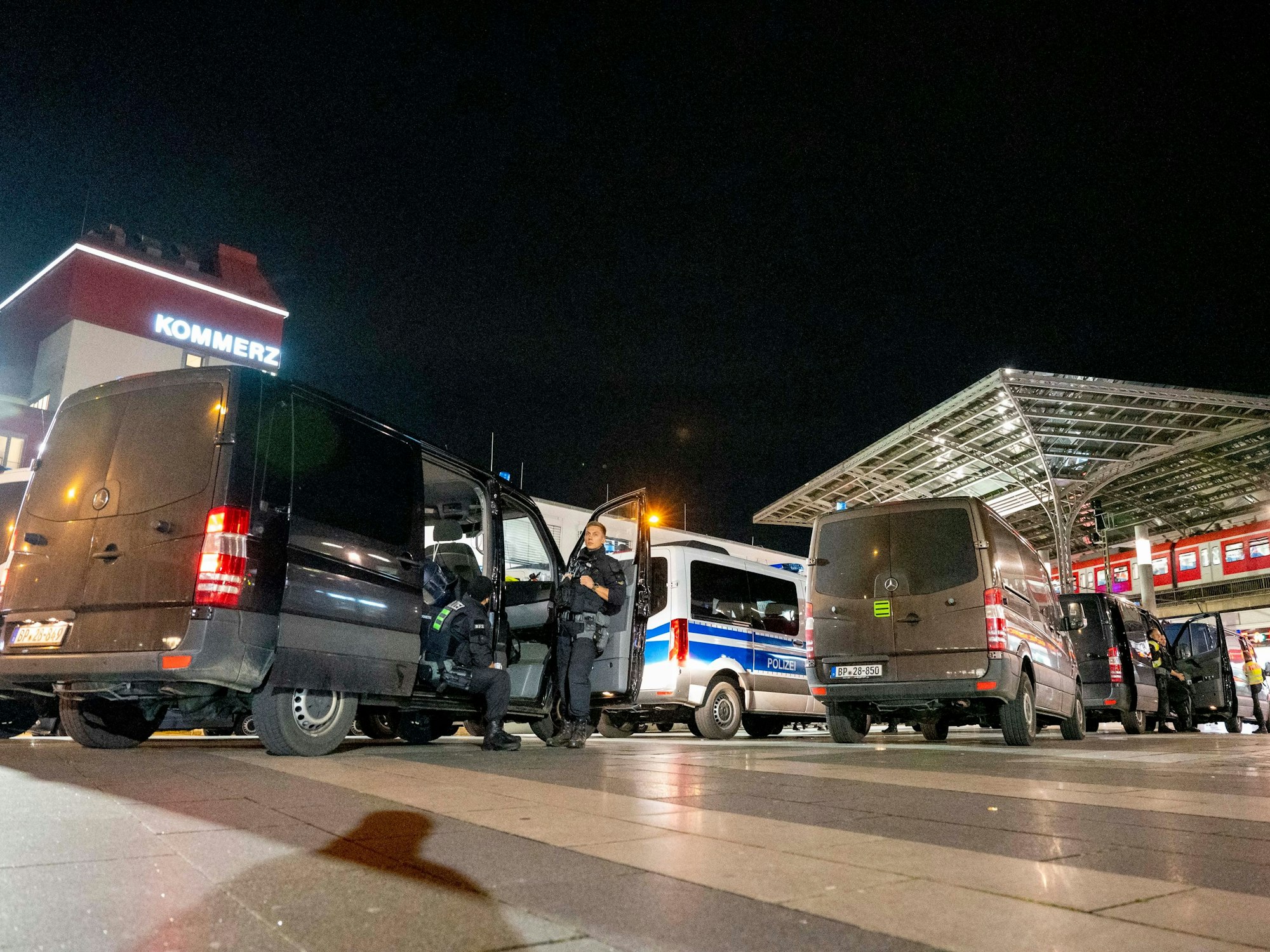 Polizei auf dem Breslauer Platz an Silvester in der Innenstadt.