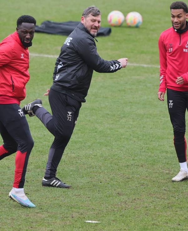 Kingsley Schindler und Steffen Baumgart kämpfen beim Training des 1. FC Köln um den Ball.