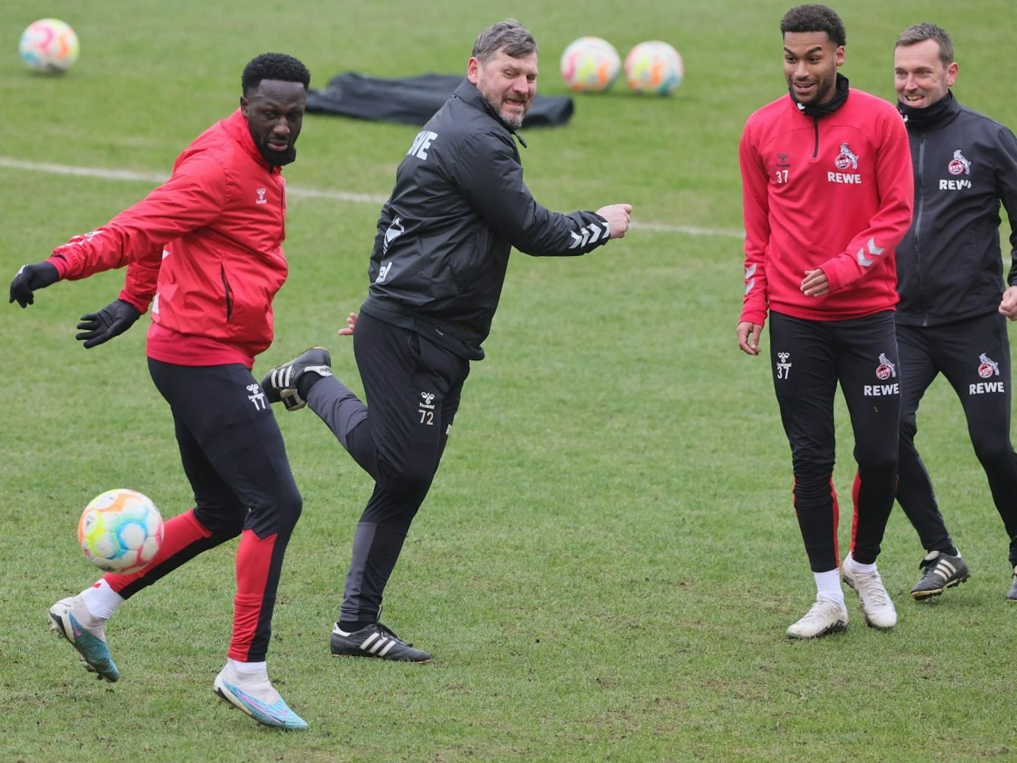 Kingsley Schindler und Steffen Baumgart kämpfen beim Training des 1. FC Köln um den Ball.