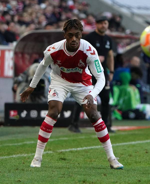 Justin Diehl schaut beim Bundesliga-Spiel des 1. FC Köln gegen den VfL Wolfsburg einem Ball nach.