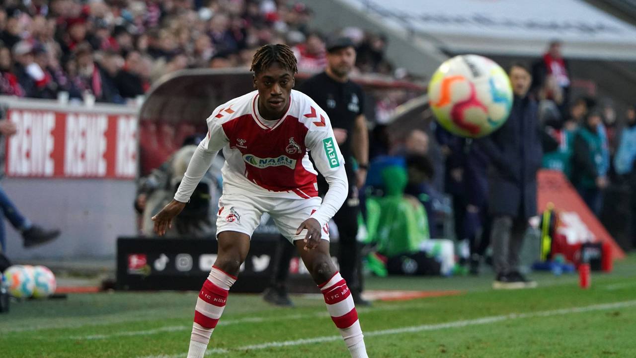 Justin Diehl schaut beim Bundesliga-Spiel des 1. FC Köln gegen den VfL Wolfsburg einem Ball nach.