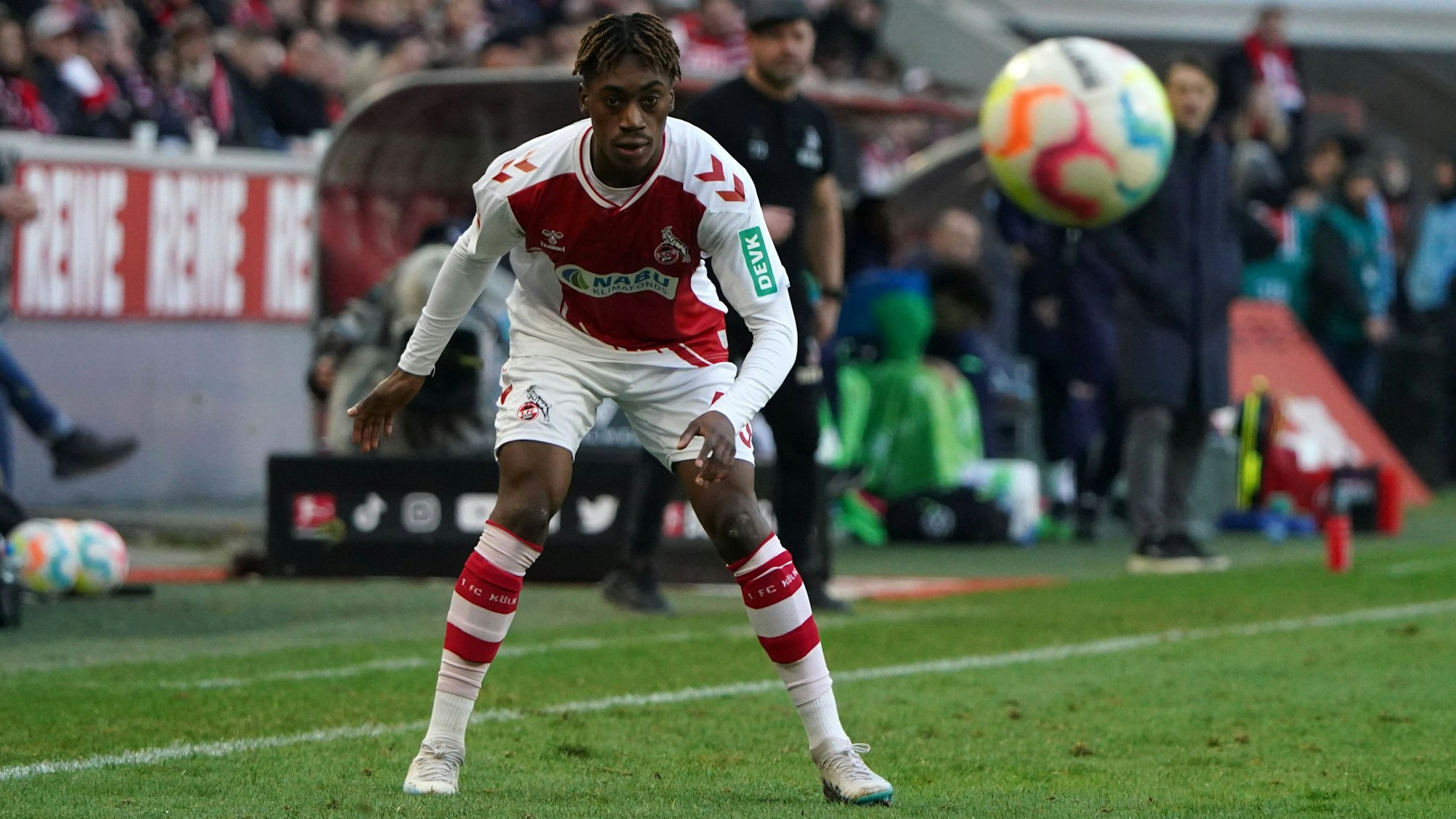 Justin Diehl schaut beim Bundesliga-Spiel des 1. FC Köln gegen den VfL Wolfsburg einem Ball nach.