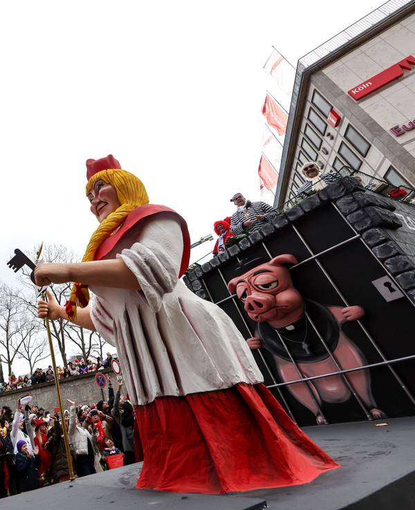 Rosenmontag, 20. Februar 2023, in Köln. Viele feierten ausgelassen, doch jetzt steigen die Corona-Zahlen wieder erheblich.