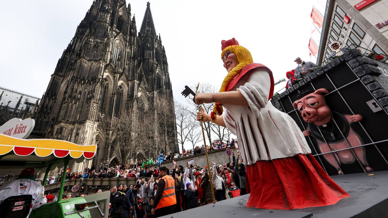 Rosenmontag, 20. Februar 2023, in Köln. Viele feierten ausgelassen, doch jetzt steigen die Corona-Zahlen wieder erheblich.
