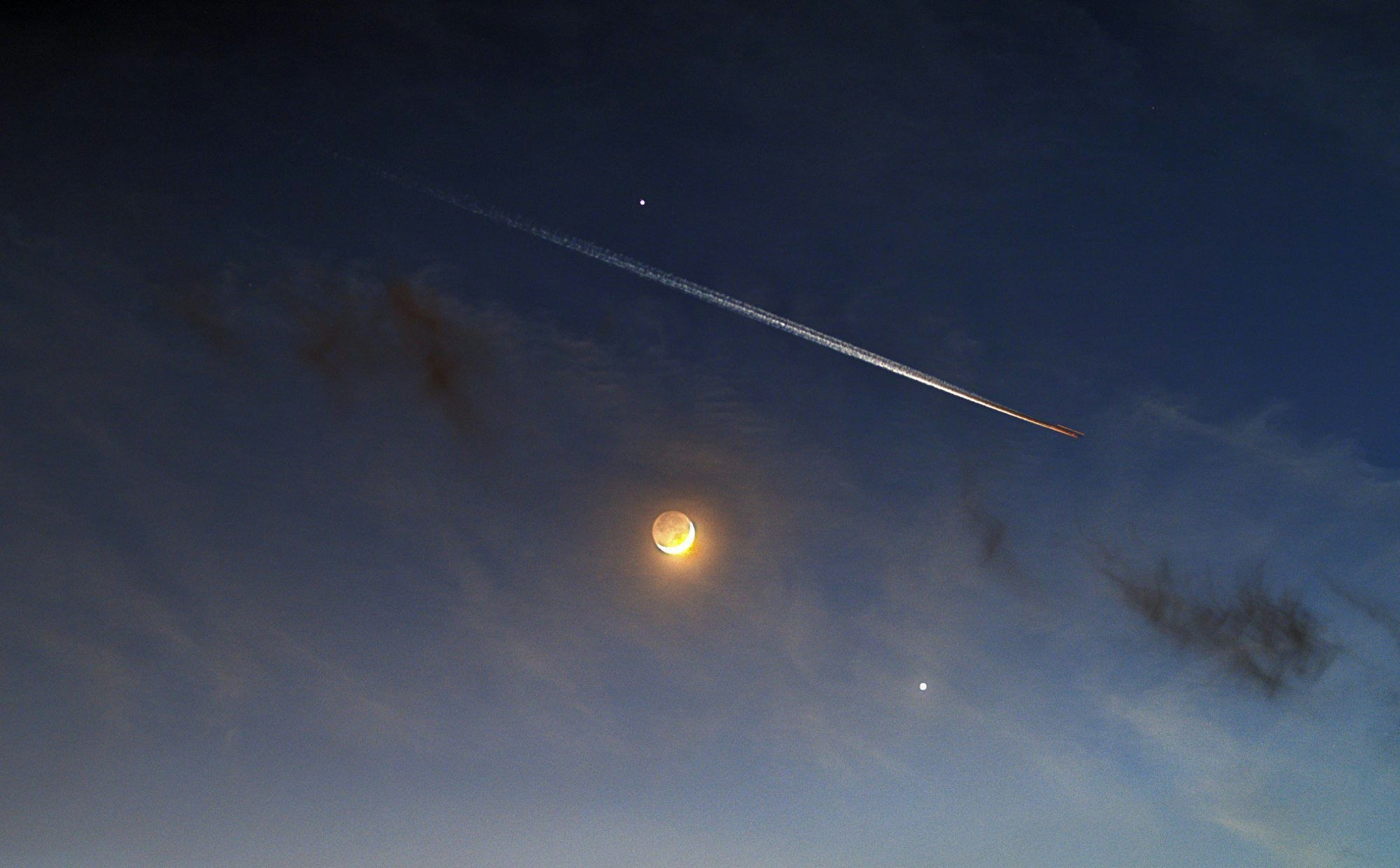 Blick auf die Planeten Venus und Jupiter am Abendhimmel. Wer im März 2023 den klaren Nachthimmel beobachtet, sieht im Südwesten in enger Eintracht zwei helle Punkte funkeln.