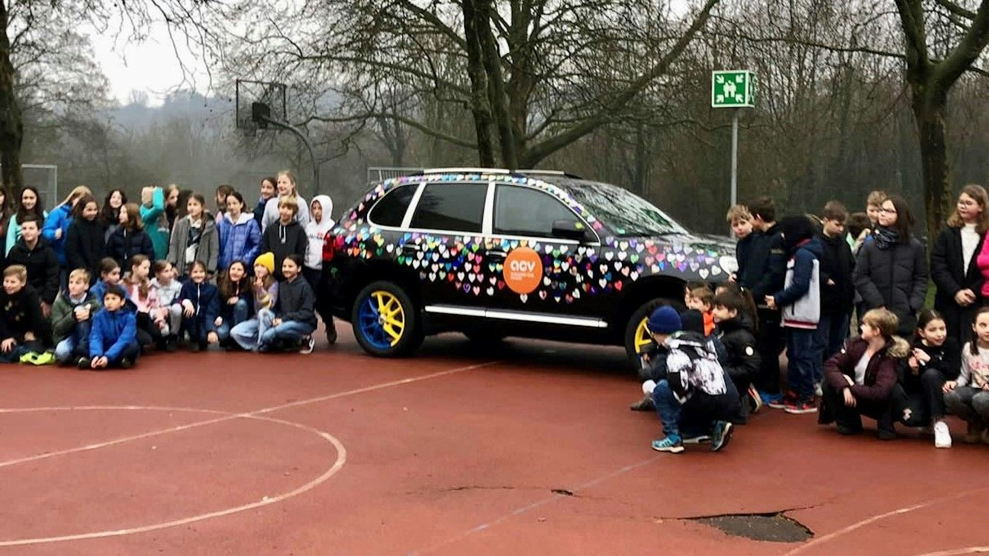 Rund 100 Schüler der fünften Klasse des Carl-von-Ossietzky-Gymnasium stolz am geschmückten Wagen.