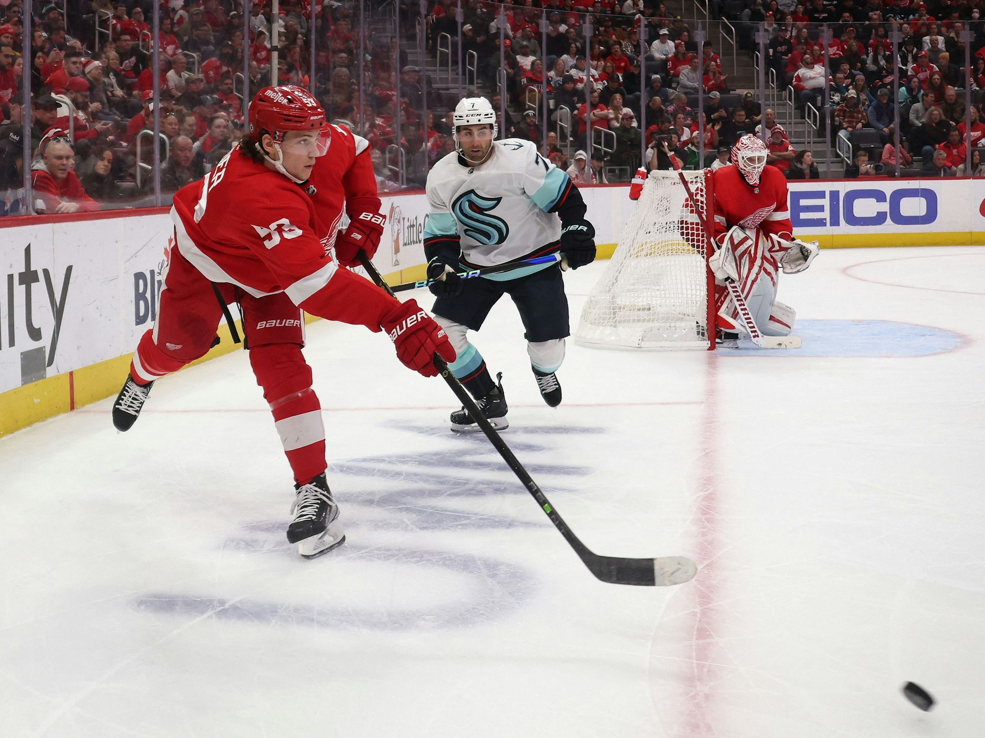 Detroits Moritz Seider wird verfolgt von Seattles Jordan Eberle (M.)