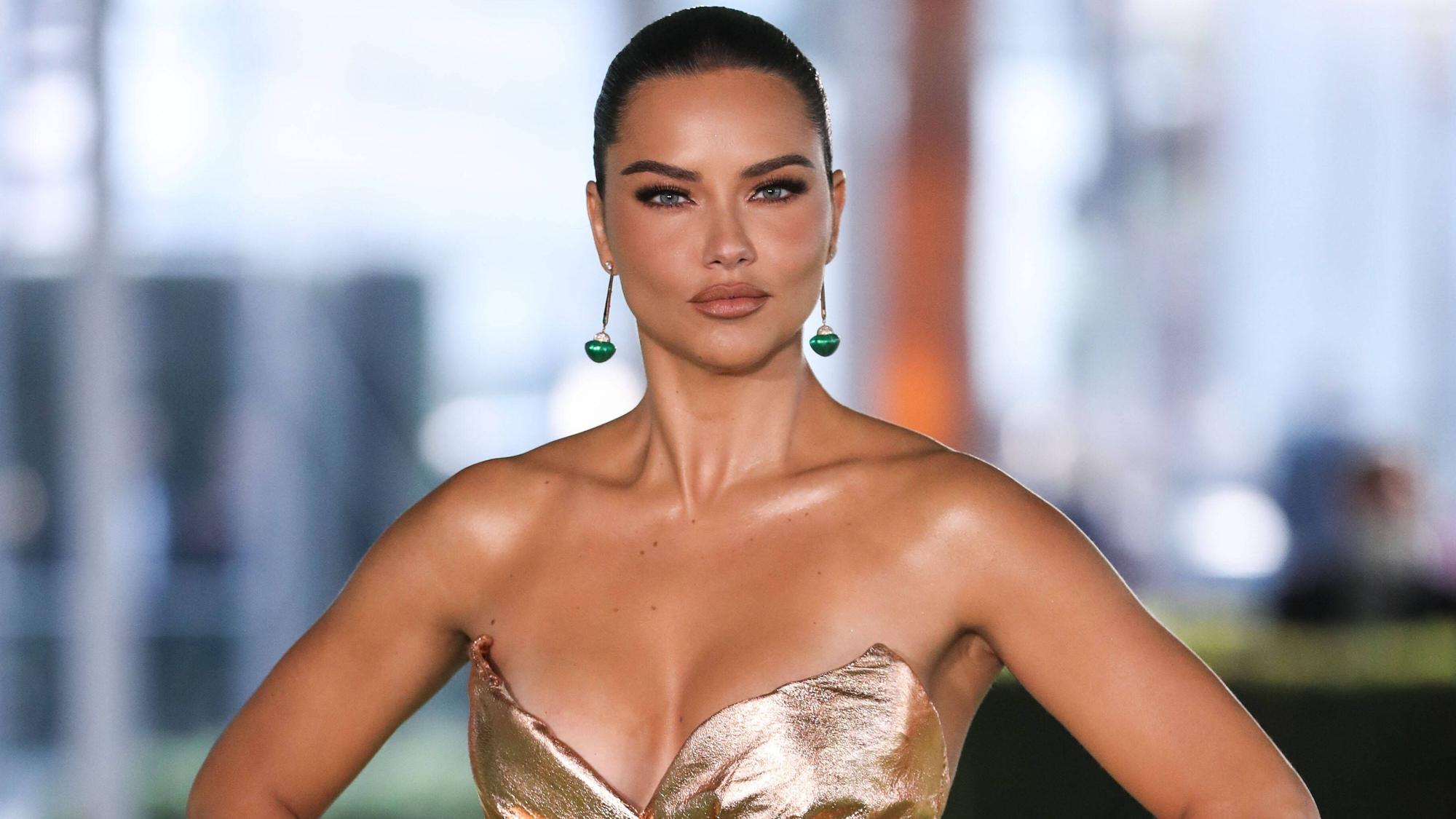 Model Adriana Lima posiert mit einem tiefen Ausschnitt.