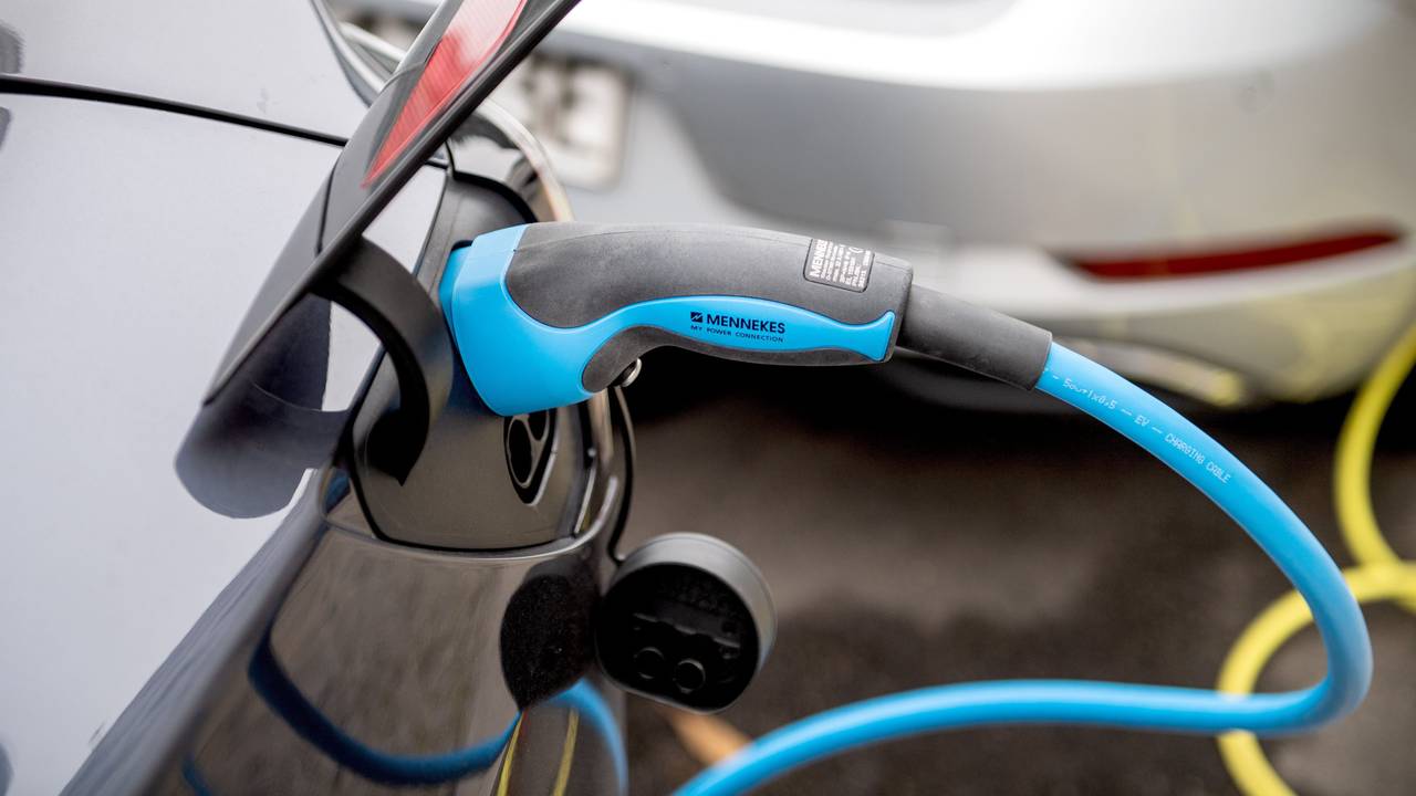 Ein E-Auto hängt an einer Ladestation.