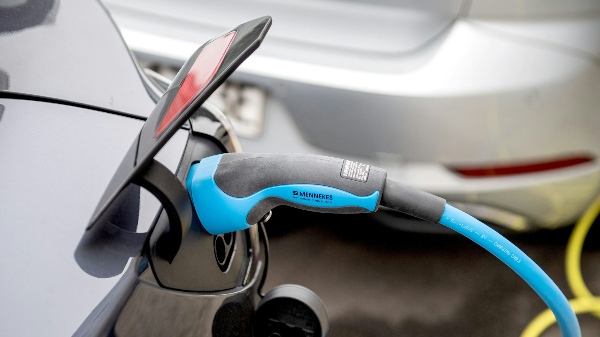 Ein E-Auto hängt an einer Ladestation.