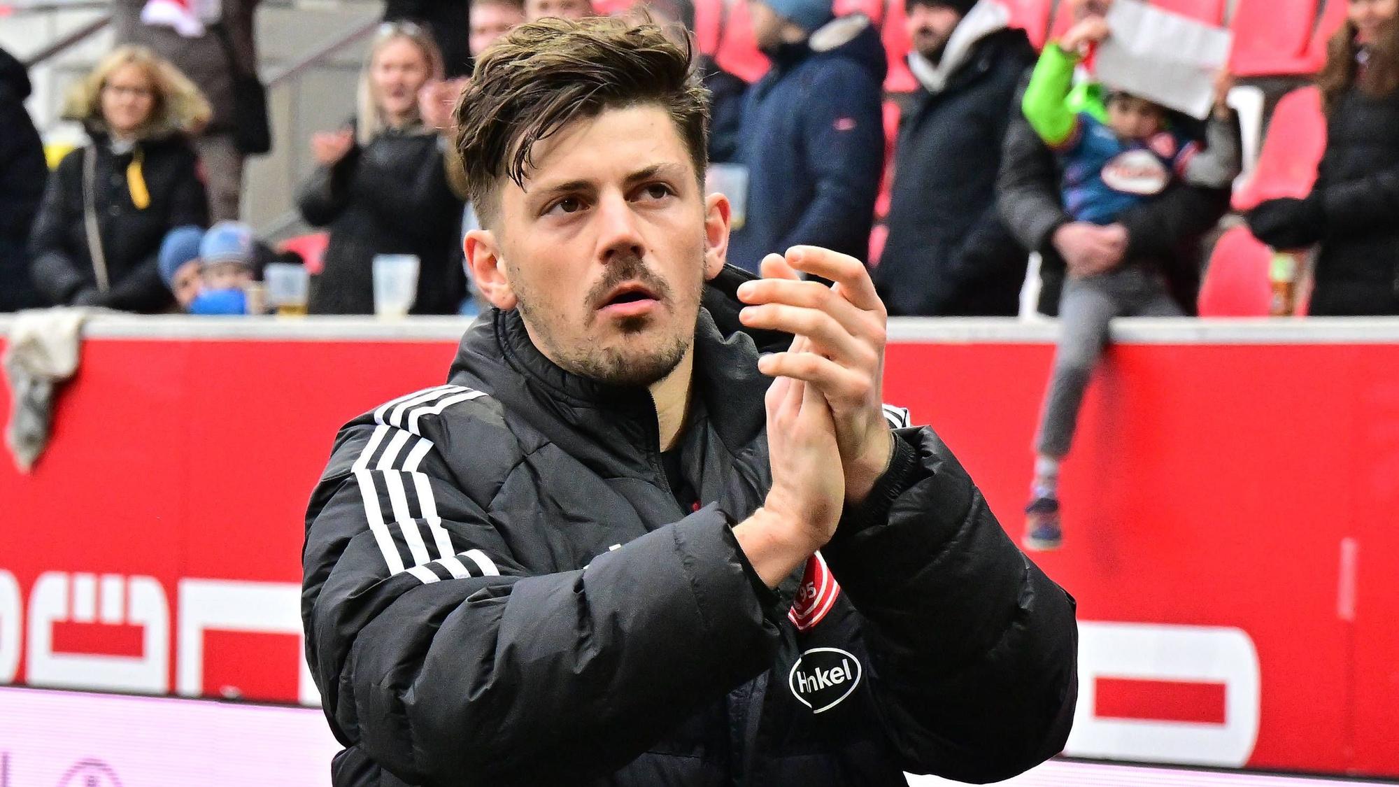 Dawid Kownacki applaudiert den Fans.