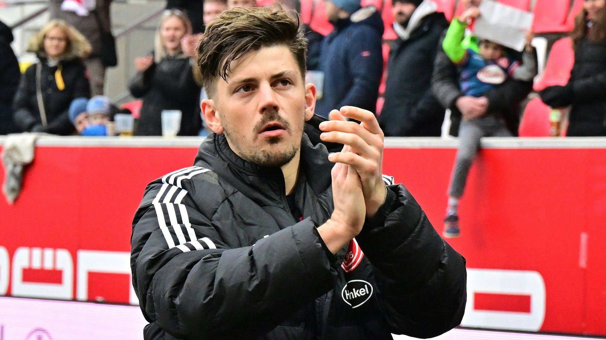 Dawid Kownacki applaudiert den Fans.