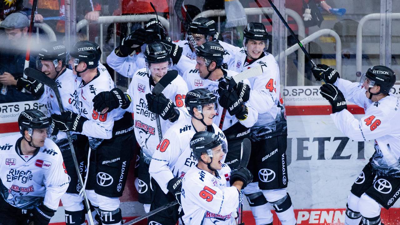 DEL: Die Kölner bejubeln das Siegtor zum 4:3 durch Jason Bast nach Verlängerung gegen die Düsseldorfer EG.