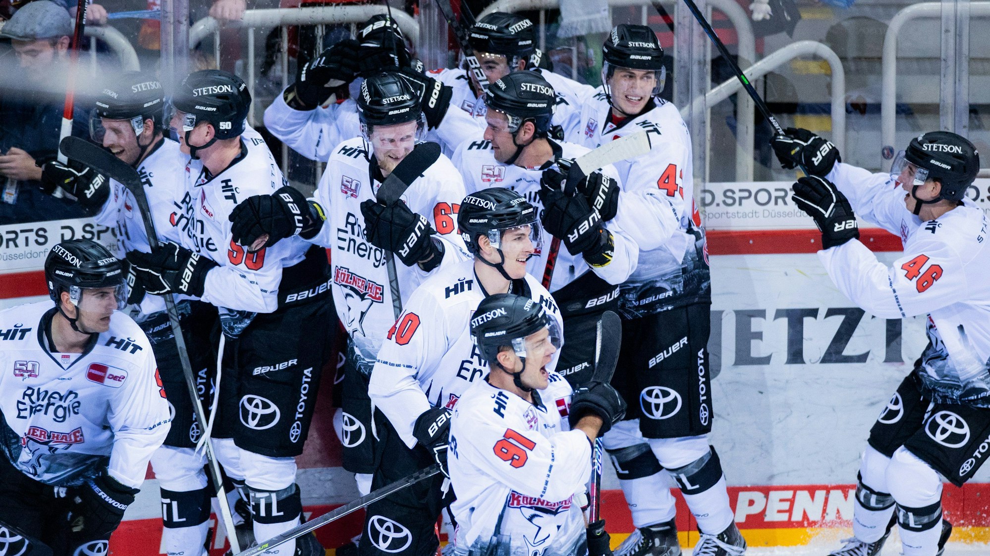 DEL: Die Kölner bejubeln das Siegtor zum 4:3 durch Jason Bast nach Verlängerung gegen die Düsseldorfer EG.