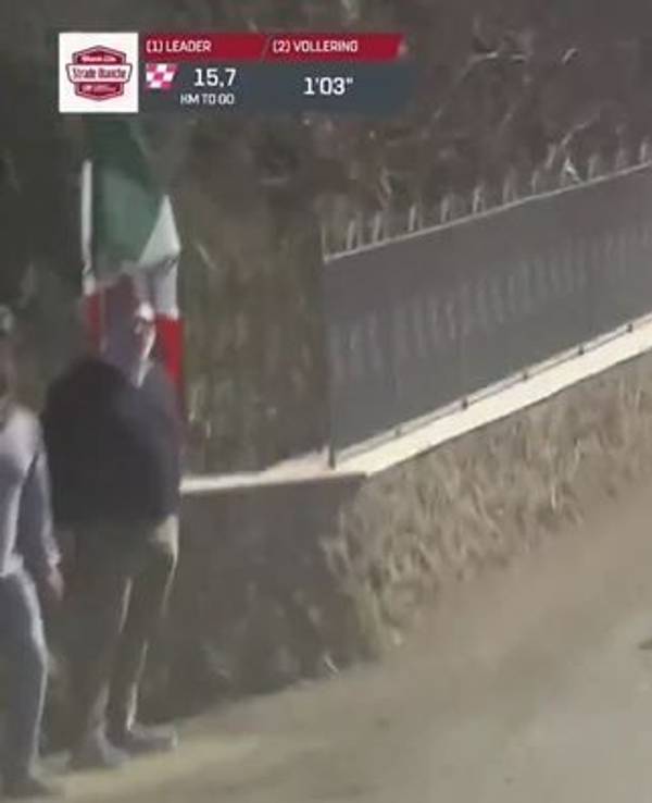 Ein Pferd verirrte sich auf die Strecke beim Radrennen Strade Bianche der Frauen.