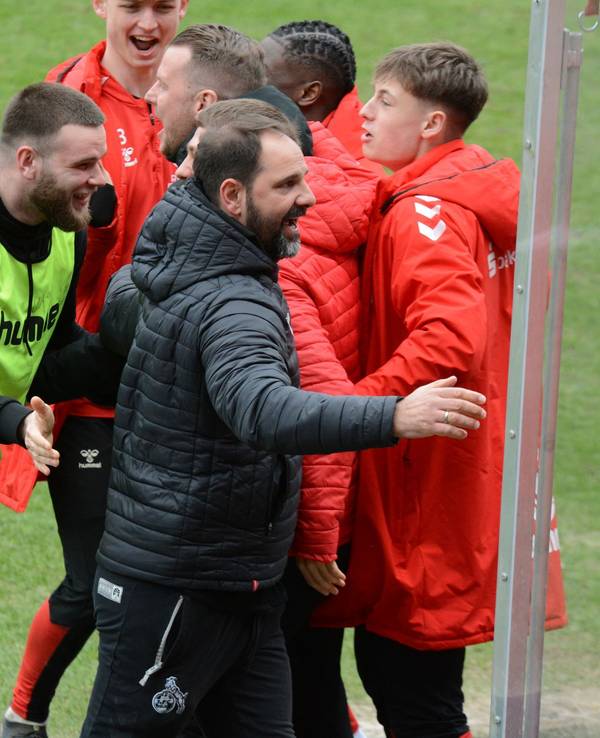 Die U19 des 1. FC Köln um Coach Stefan Ruthenbeck jubelt am Samstag (4. März 2023) über das 1:0 gegen Bayer Leverkusen.