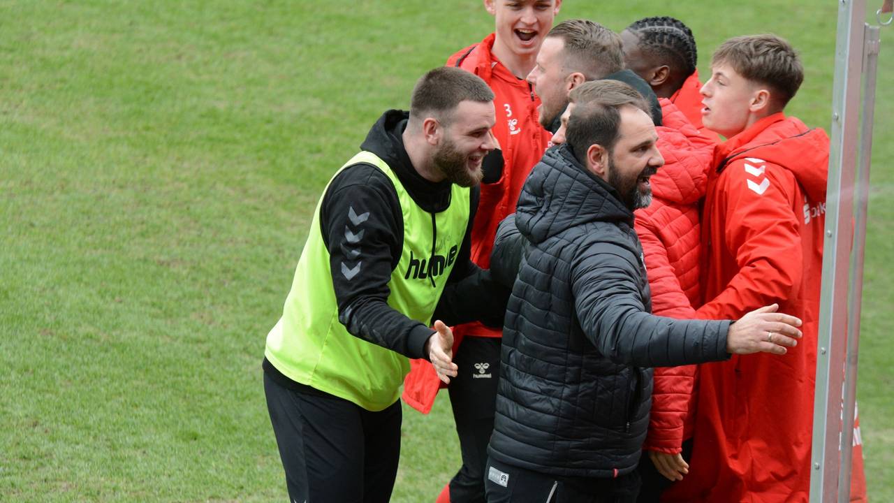 Die U19 des 1. FC Köln um Coach Stefan Ruthenbeck jubelt am Samstag (4. März 2023) über das 1:0 gegen Bayer Leverkusen.