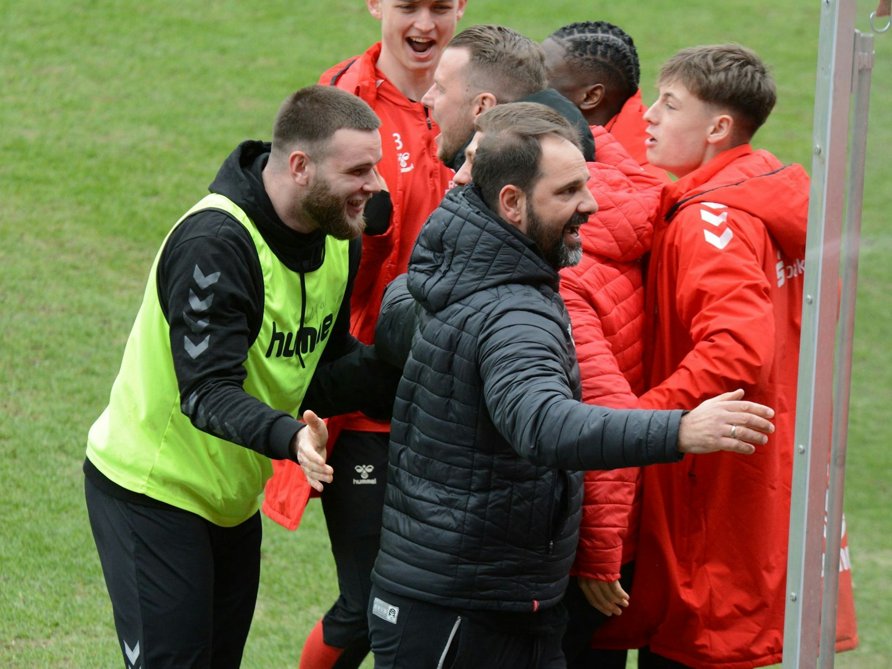 Die U19 des 1. FC Köln um Coach Stefan Ruthenbeck jubelt am Samstag (4. März 2023) über das 1:0 gegen Bayer Leverkusen.
