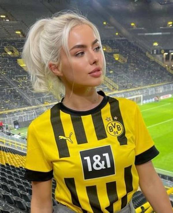 Kim Schiele posiert im BVB-Trikot im Signal-Iduna-Park.