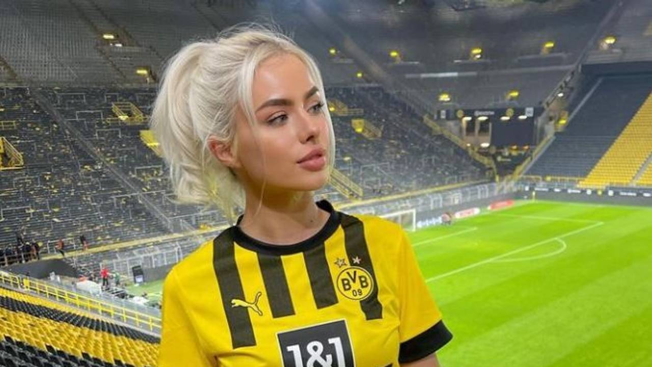 Kim Schiele posiert im BVB-Trikot im Signal-Iduna-Park.