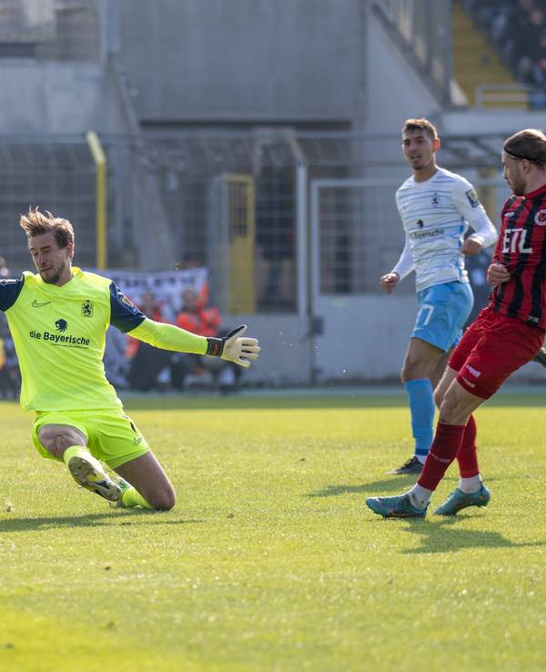 David Philipp (rechts) legt den Ball an Torwart Marco Hiller vorbei.
