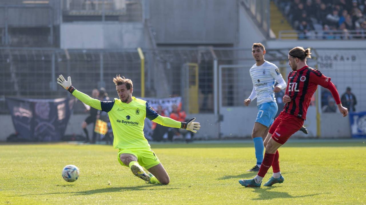 David Philipp (rechts) legt den Ball an Torwart Marco Hiller vorbei.