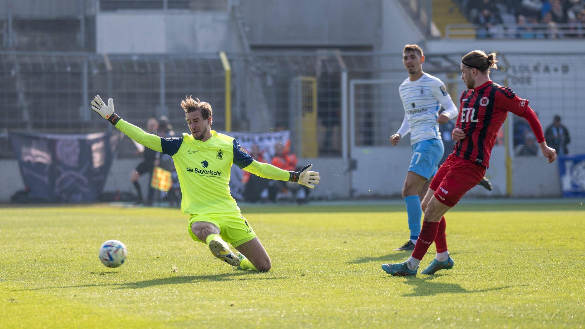 David Philipp (rechts) legt den Ball an Torwart Marco Hiller vorbei.