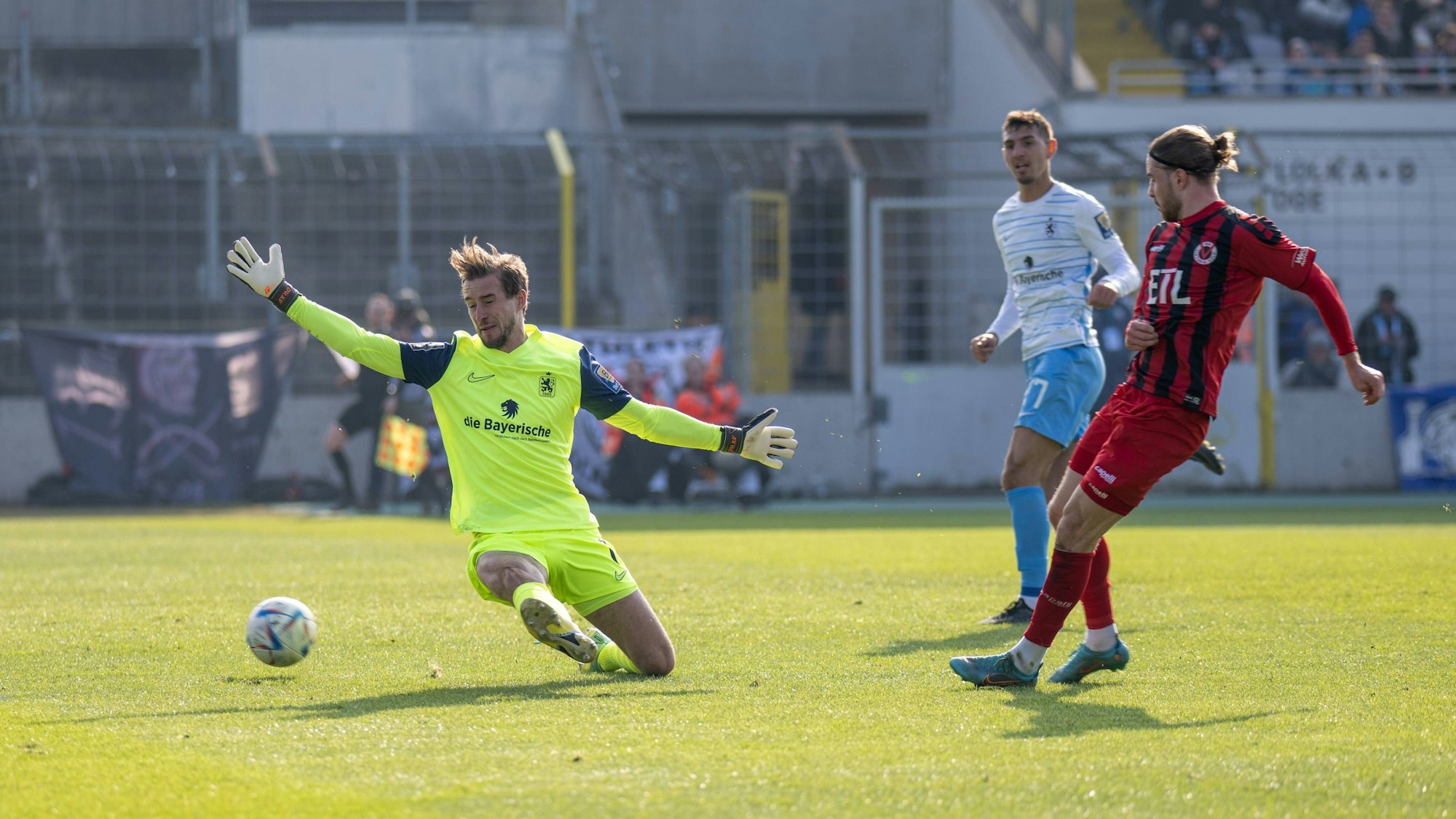 David Philipp (rechts) legt den Ball an Torwart Marco Hiller vorbei.