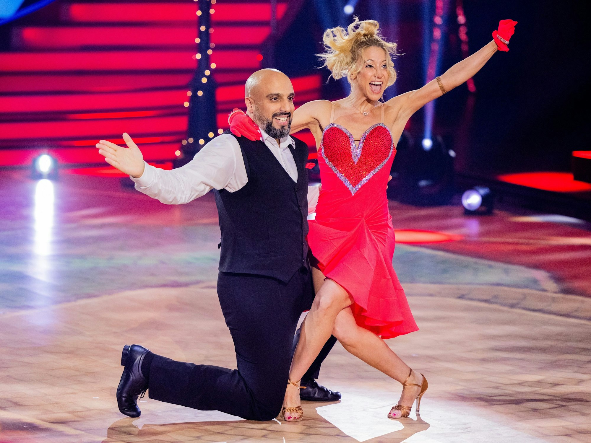 Abdelkarim (Comedian) und Kathrin Menzinger (Profitänzerin) tanzen in der RTL-Tanzshow „Let's Dance“ im Coloneum.