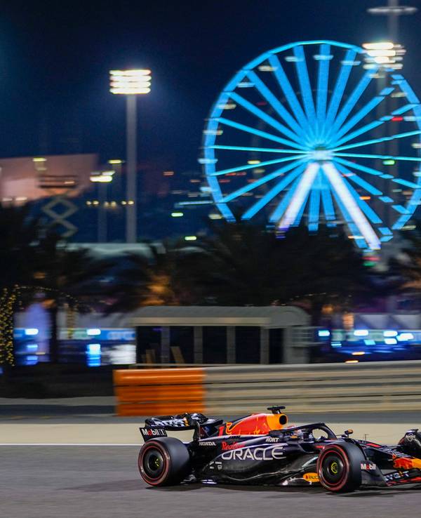 Max Verstappen fährt in seinem Red Bull während des freien Trainings zum Großen Preis von Bahrain in seinem Formel-1-Wagen über die Rennstrecke.