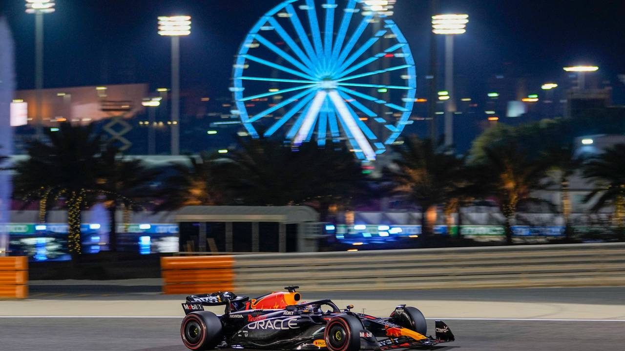 Max Verstappen fährt in seinem Red Bull während des freien Trainings zum Großen Preis von Bahrain in seinem Formel-1-Wagen über die Rennstrecke.