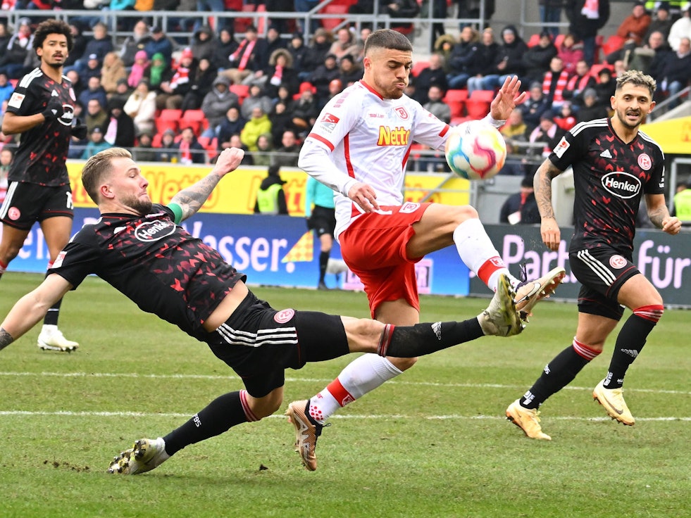 Andre Hoffmann grätscht gegen Blendi Idrizi.