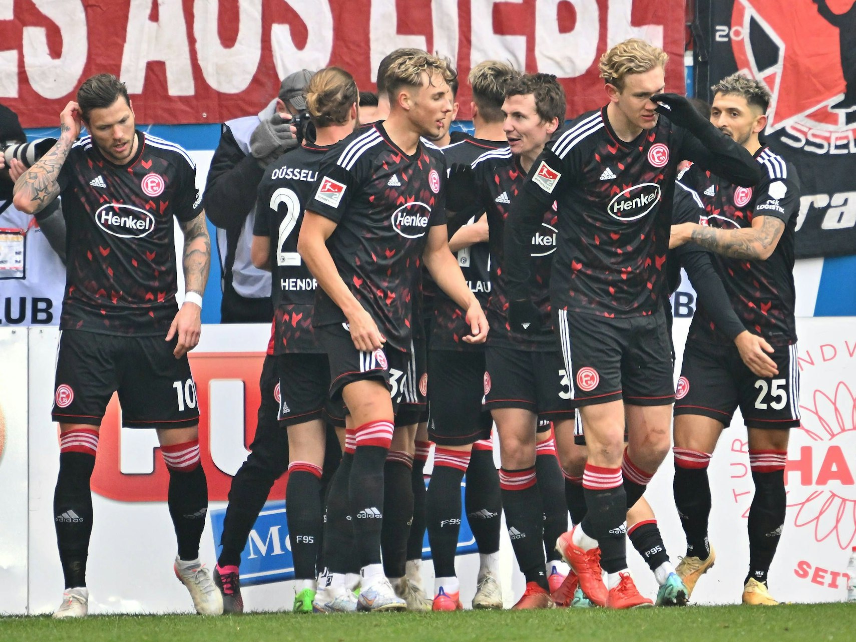 Die Spieler von Fortuna Düsseldorf jubeln in Regensburg über das Tor zum 1:0.